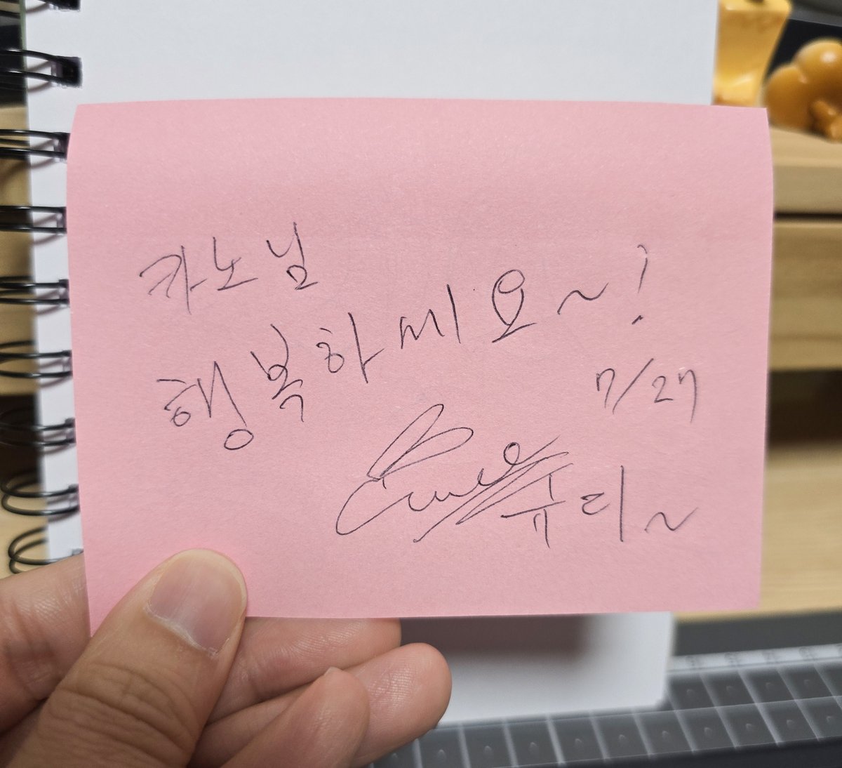 cano_ovo2's tweet image. 그리고 슏님한테 개쩌는 현승 그림 선물받음^-^ 너무 좋아서 보이는 곳에 붙여두고 싶어가지고 일단 저기다 붙여놓음(ㅋㅋㅋ) 다음주에 목각이들 케이스 오면 거기에다 옮겨 붙여야지~(?)