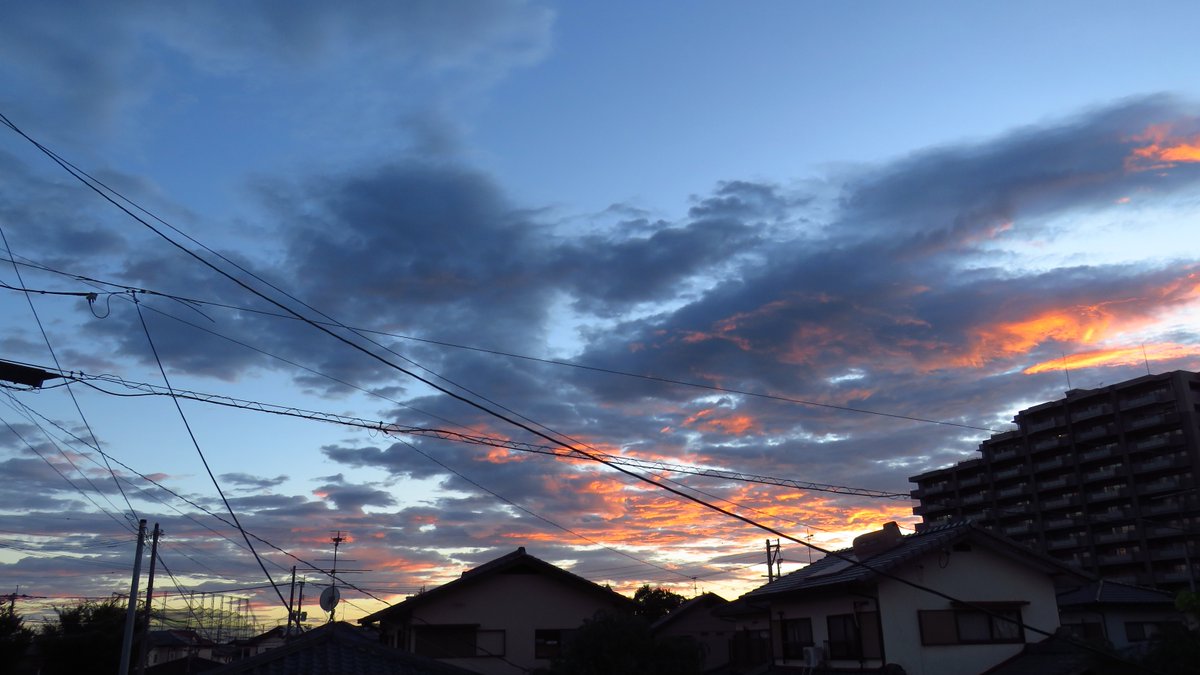 sinn_dk's tweet image. #月 #空ネット #夕空 #夕焼け #こんばんは
月齢:2.7
今日は三日月。
1-夕方の西の空、ちょうど月があるだろう位置にずっと雲が居座ってました(19:29)
2-雲が移動、やっと月が見えていました (19:46)
3-ちょいズーム。かすかに地球照 (19:57)
4-ズームアップ、65x (20:02)