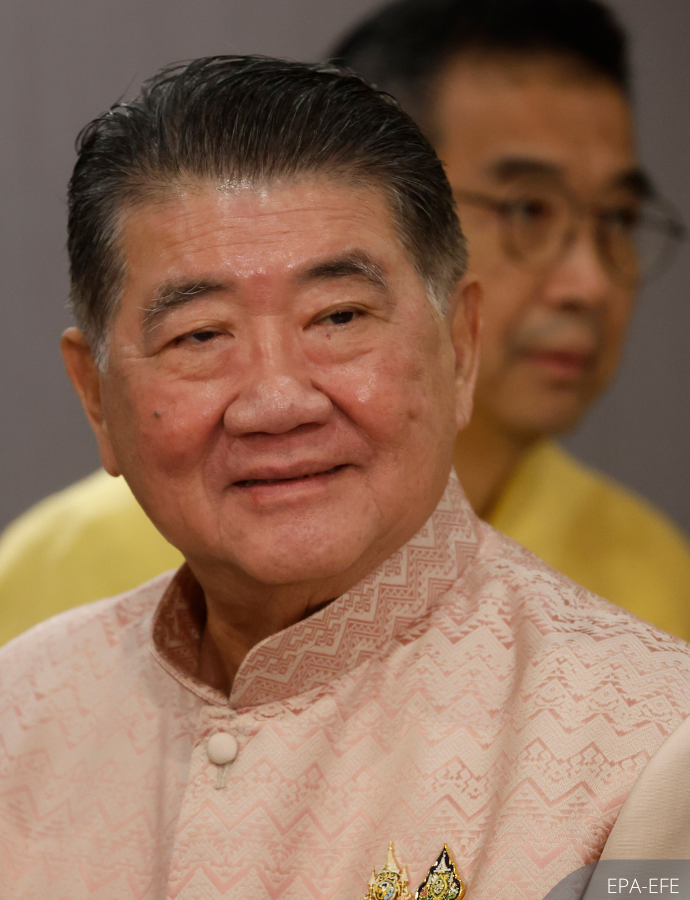 NewsBFM's tweet image. Thailand and Cambodia have agreed to Malaysia mediating their border dispute, says Foreign Affairs Minister Mohamad Hasan.

Cambodian PM Hun Manet and Thailand’s acting PM Phumtham Wechayachai will arrive in Malaysia tomorrow to discuss resolving the conflict.