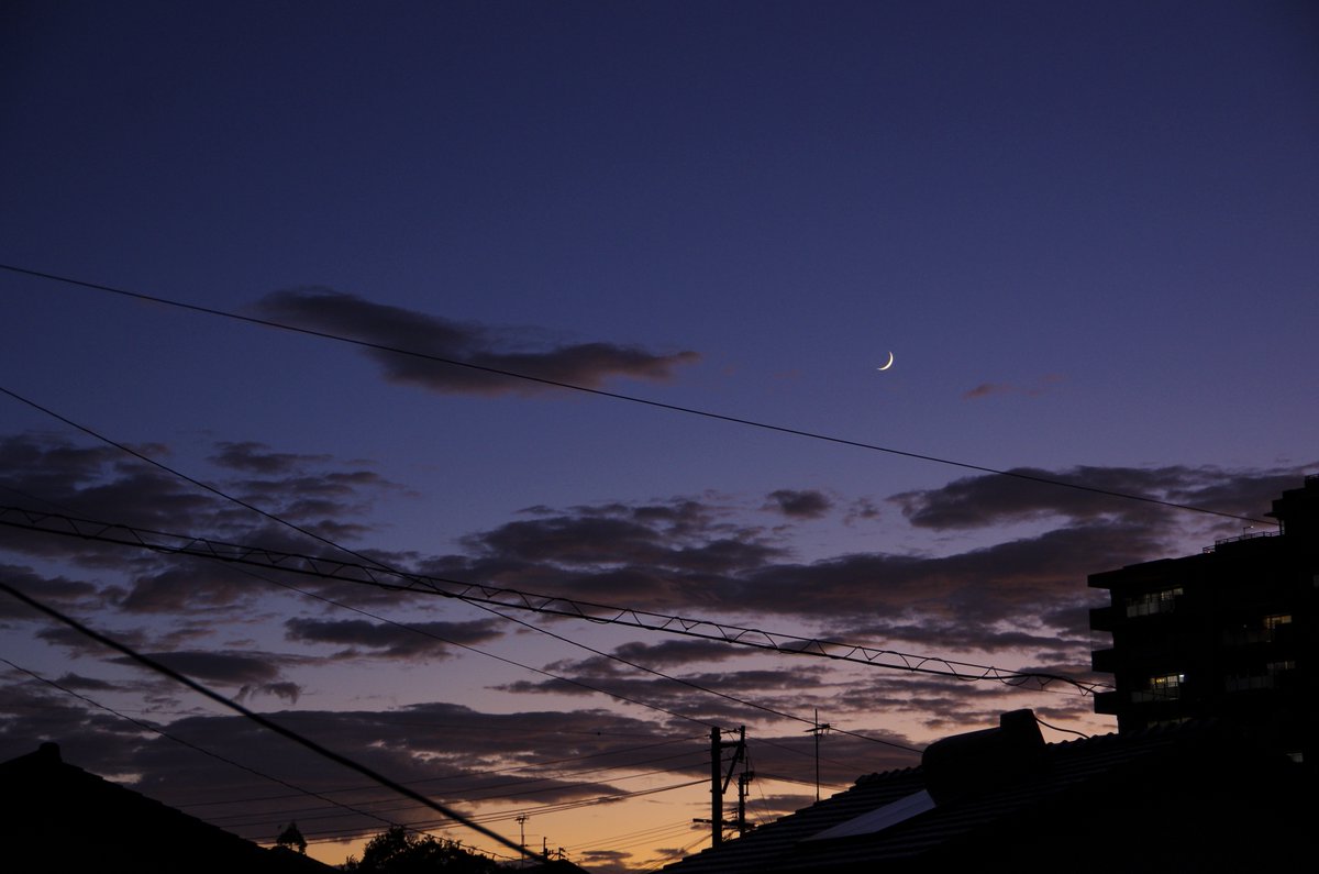 sinn_dk's tweet image. #月 #空ネット #夕空 #夕焼け #こんばんは
月齢:2.7
今日は三日月。
1-夕方の西の空、ちょうど月があるだろう位置にずっと雲が居座ってました(19:29)
2-雲が移動、やっと月が見えていました (19:46)
3-ちょいズーム。かすかに地球照 (19:57)
4-ズームアップ、65x (20:02)