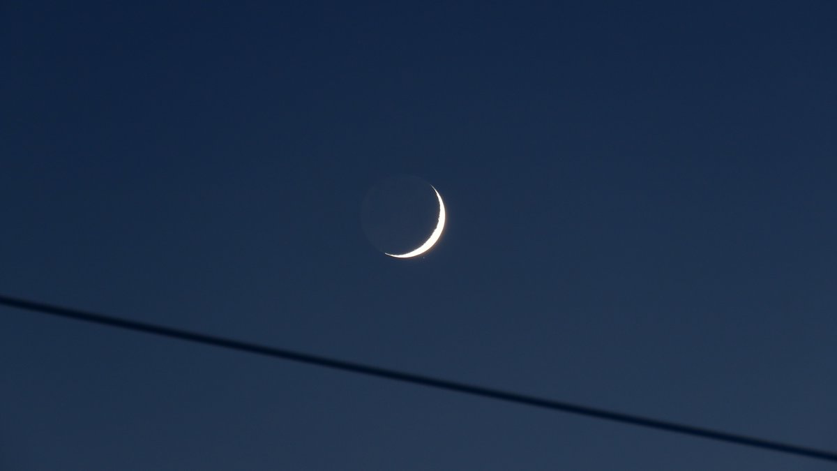 sinn_dk's tweet image. #月 #空ネット #夕空 #夕焼け #こんばんは
月齢:2.7
今日は三日月。
1-夕方の西の空、ちょうど月があるだろう位置にずっと雲が居座ってました(19:29)
2-雲が移動、やっと月が見えていました (19:46)
3-ちょいズーム。かすかに地球照 (19:57)
4-ズームアップ、65x (20:02)