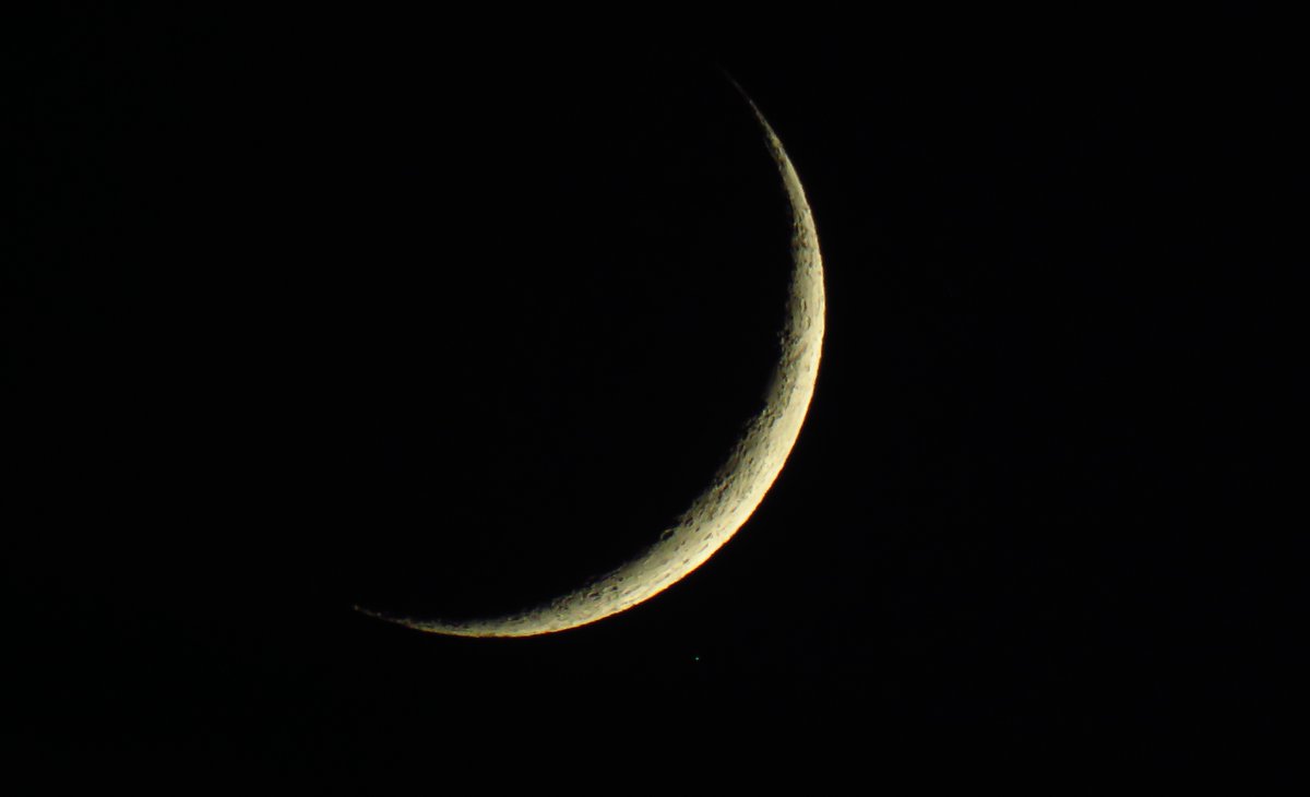 sinn_dk's tweet image. #月 #空ネット #夕空 #夕焼け #こんばんは
月齢:2.7
今日は三日月。
1-夕方の西の空、ちょうど月があるだろう位置にずっと雲が居座ってました(19:29)
2-雲が移動、やっと月が見えていました (19:46)
3-ちょいズーム。かすかに地球照 (19:57)
4-ズームアップ、65x (20:02)