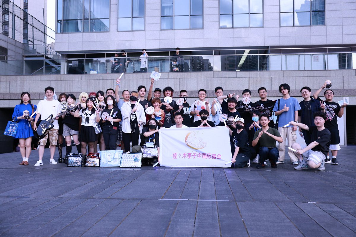 Xxenogenesis's tweet image. 去年の今日は、りこちが上海でファンミを開催した日。
その可愛さと実力、そして真っ直ぐな誠実さに心を打たれて、トリコになった人も多かったはず。
それから一年、ドロリスがステージで燃え上がるとき、スモモたちはきっと、一年前にトリコになったあの日を思い出す
#りこのトリコ
#りこのスモモ