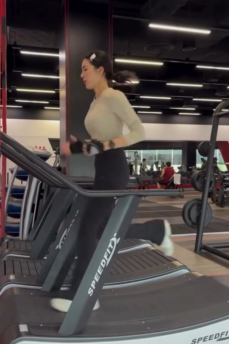 jamedeamas's tweet image. Ling did both pilates and gym in the same day? 😭 Is she training for the seagames or what lmaooo
#linglingkwong
#lingorm