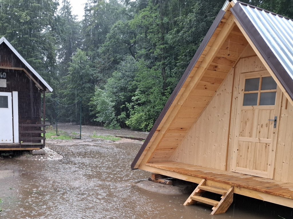 remizacompl's tweet image. Czesi zmagają się z trudną sytuacją pogodową – w rejonie Velké Kraše, w pobliżu potoku Černý, ewakuowano dwa obozy harcerskie z powodu gwałtownie podnoszącego się poziomu wody. Istniało realne zagrożenie odcięcia dostępu do mostu i dróg dojazdowych. Łącznie ewakuowano 238 osób,…