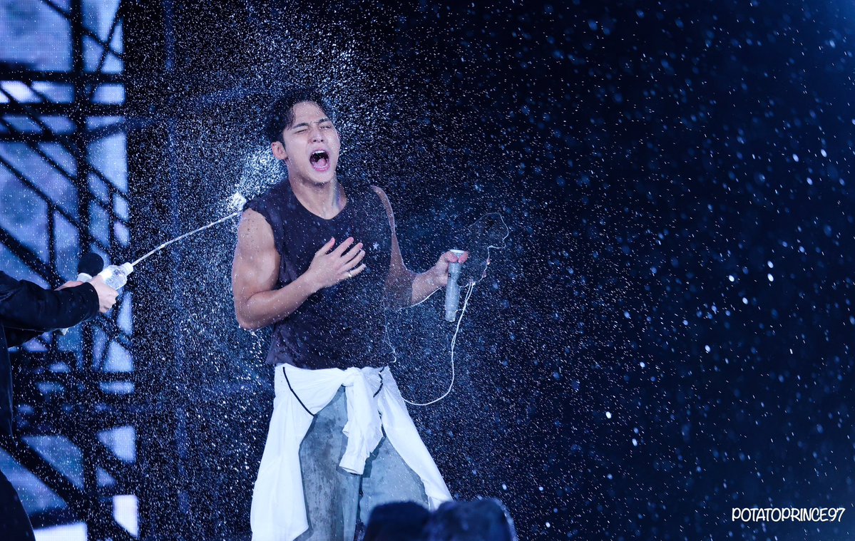 _haniiya's tweet image. 똑같이 물 맞는 사진인데 한 명 귀척 개쩔어 씨앙,,