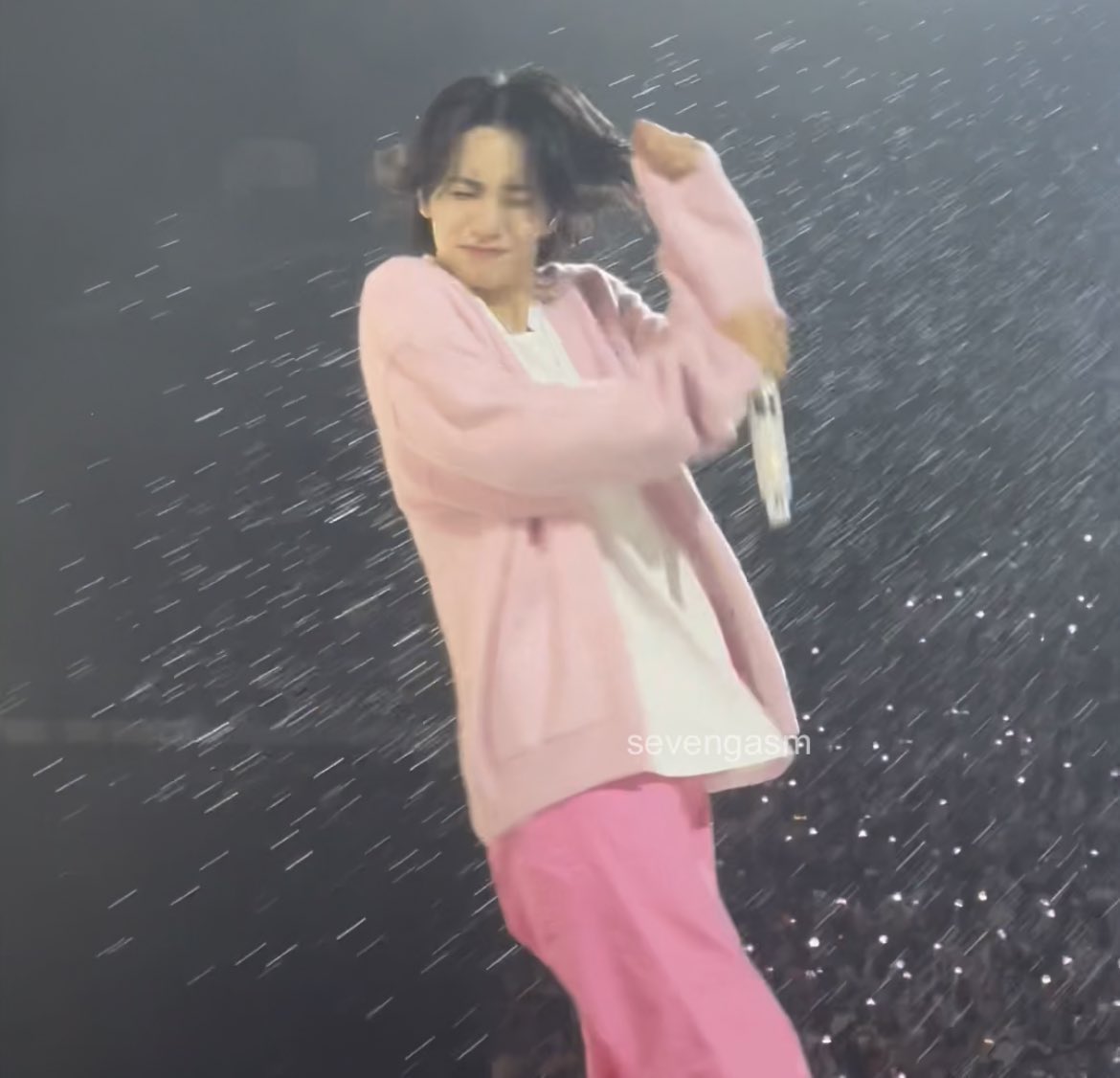 _haniiya's tweet image. 똑같이 물 맞는 사진인데 한 명 귀척 개쩔어 씨앙,,