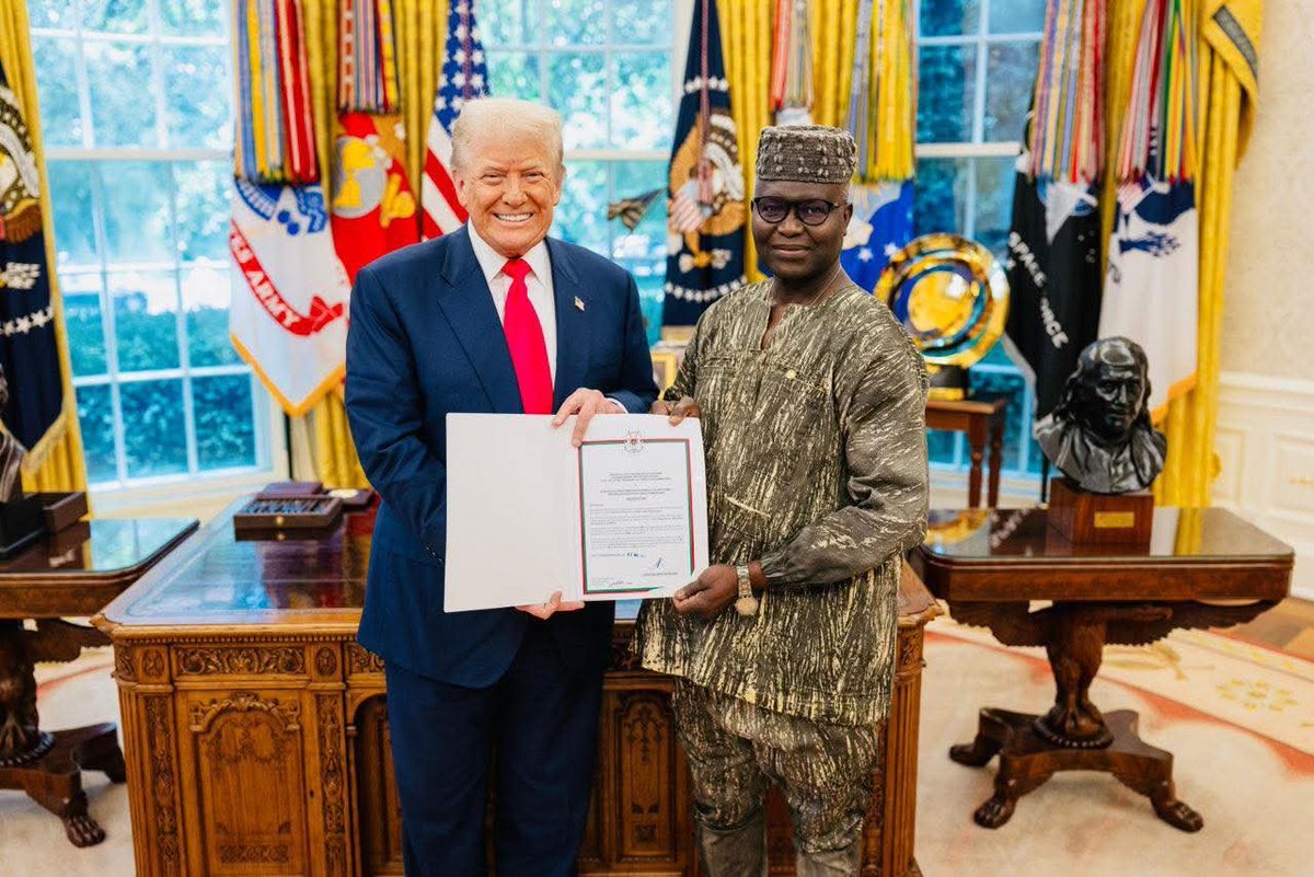 brantphilip1978's tweet image. Burkinabe Ambassador to the USA presented his diplomatic credentials to President Trump.