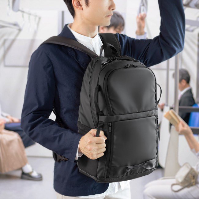 CafeLearner's tweet image. In crowded Japanese trains, you must hold your backpack in front of your body! 🎒🚇 
It&apos;s considered rude to keep it on your back because it takes up space and hits other passengers. 
Everyone religiously follows this unspoken rule during rush hour. Maximum efficiency mindset!