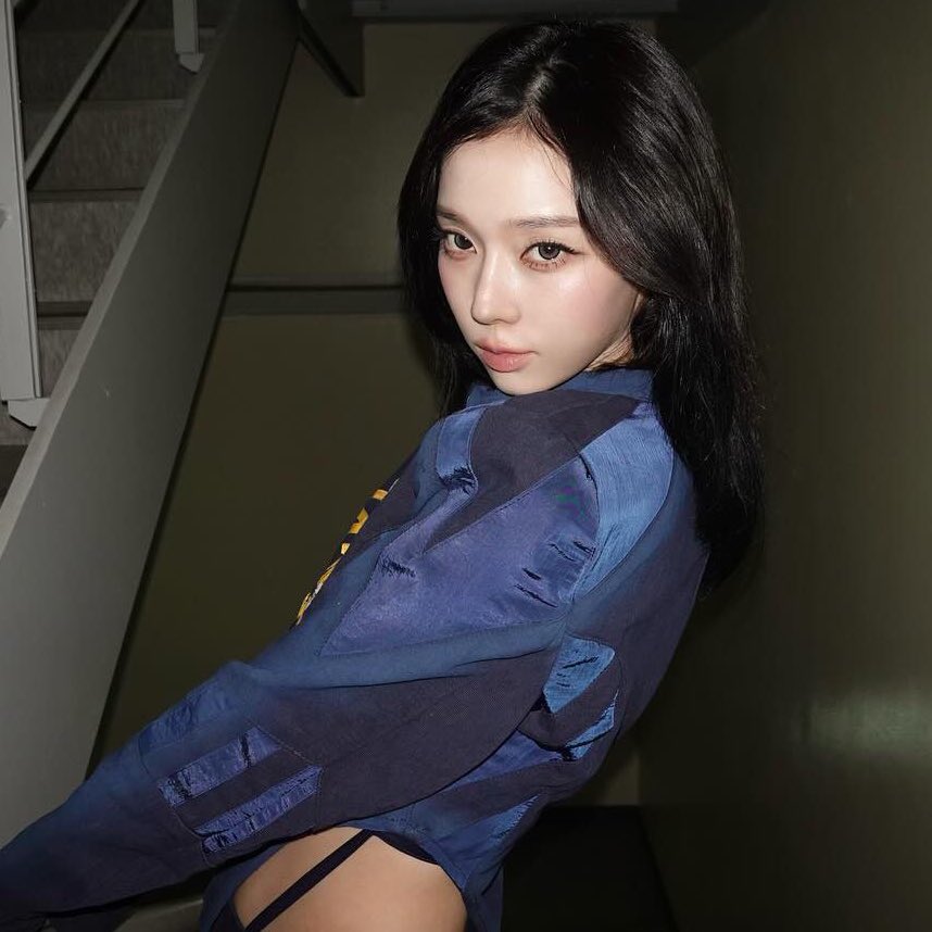 uchinagaey's tweet image. THE STRAPS ON HER WAIST ??? OH MY GOD