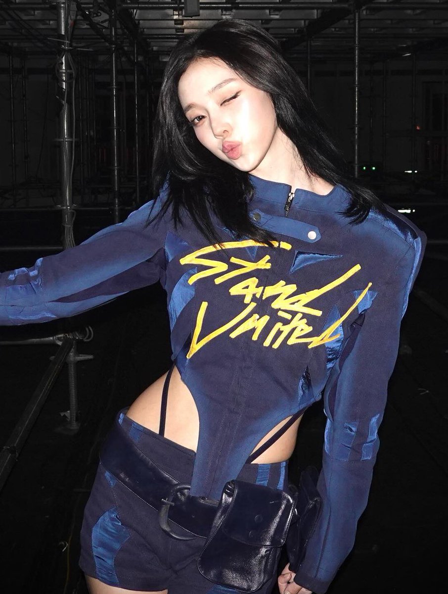 uchinagaey's tweet image. THE STRAPS ON HER WAIST ??? OH MY GOD