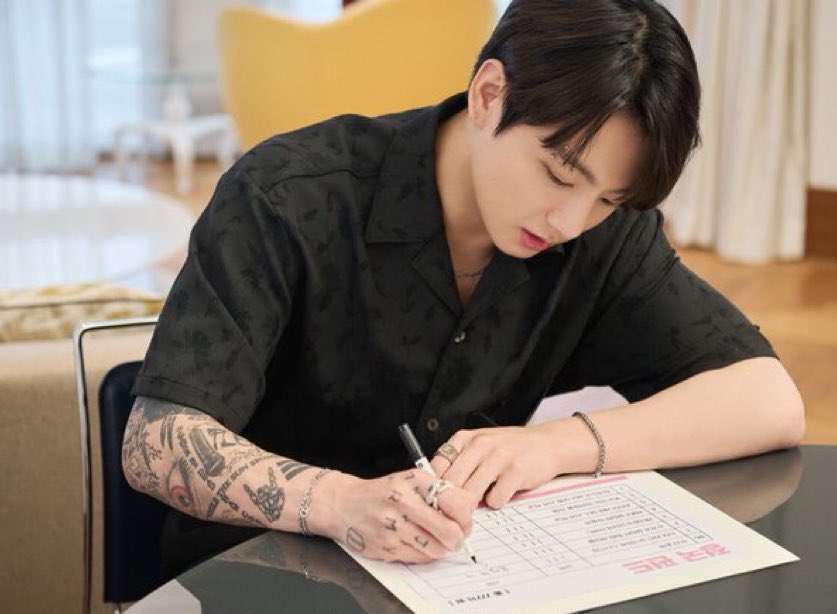 mnijkdecal's tweet image. “dear diary everyone is obsessed with me” – jungkook