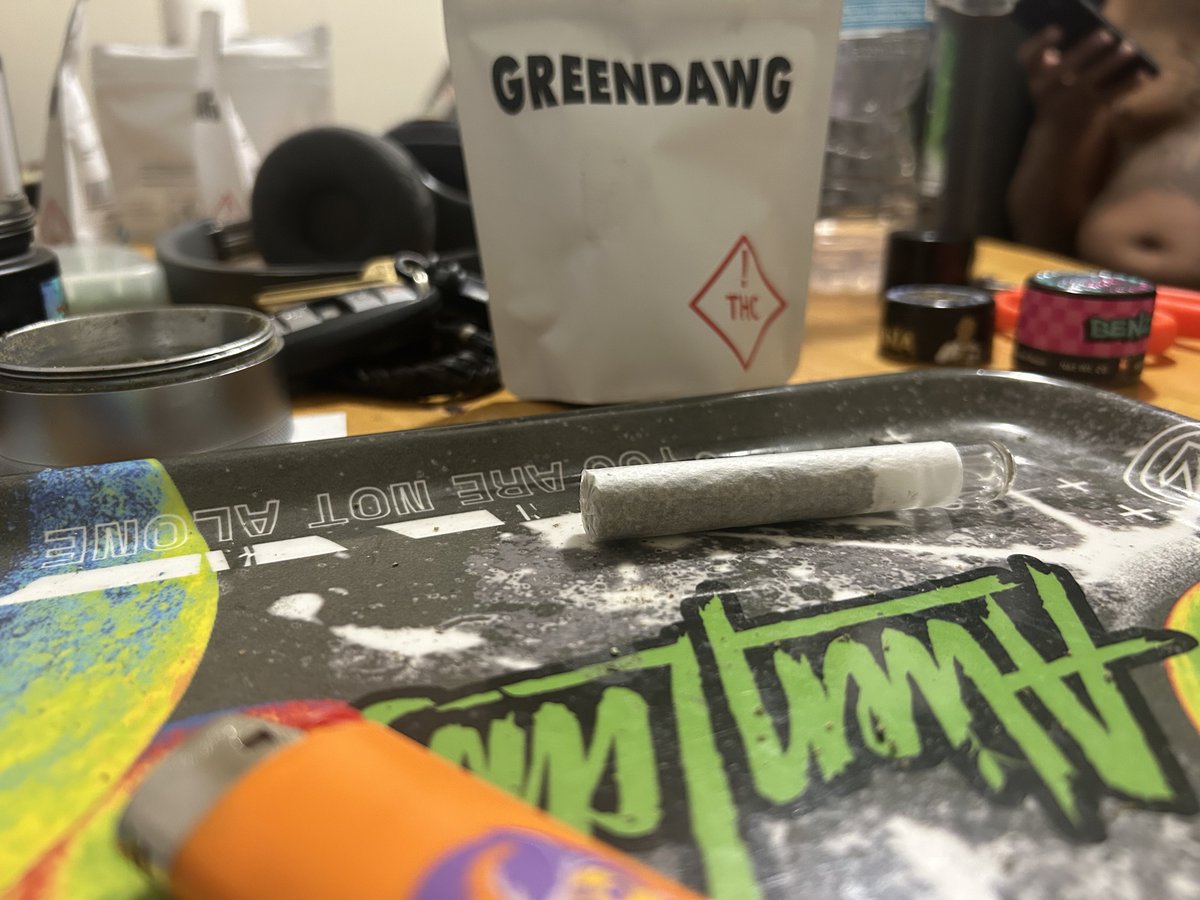 hashdad_'s tweet image. Smokin’ on a GreenDawg.