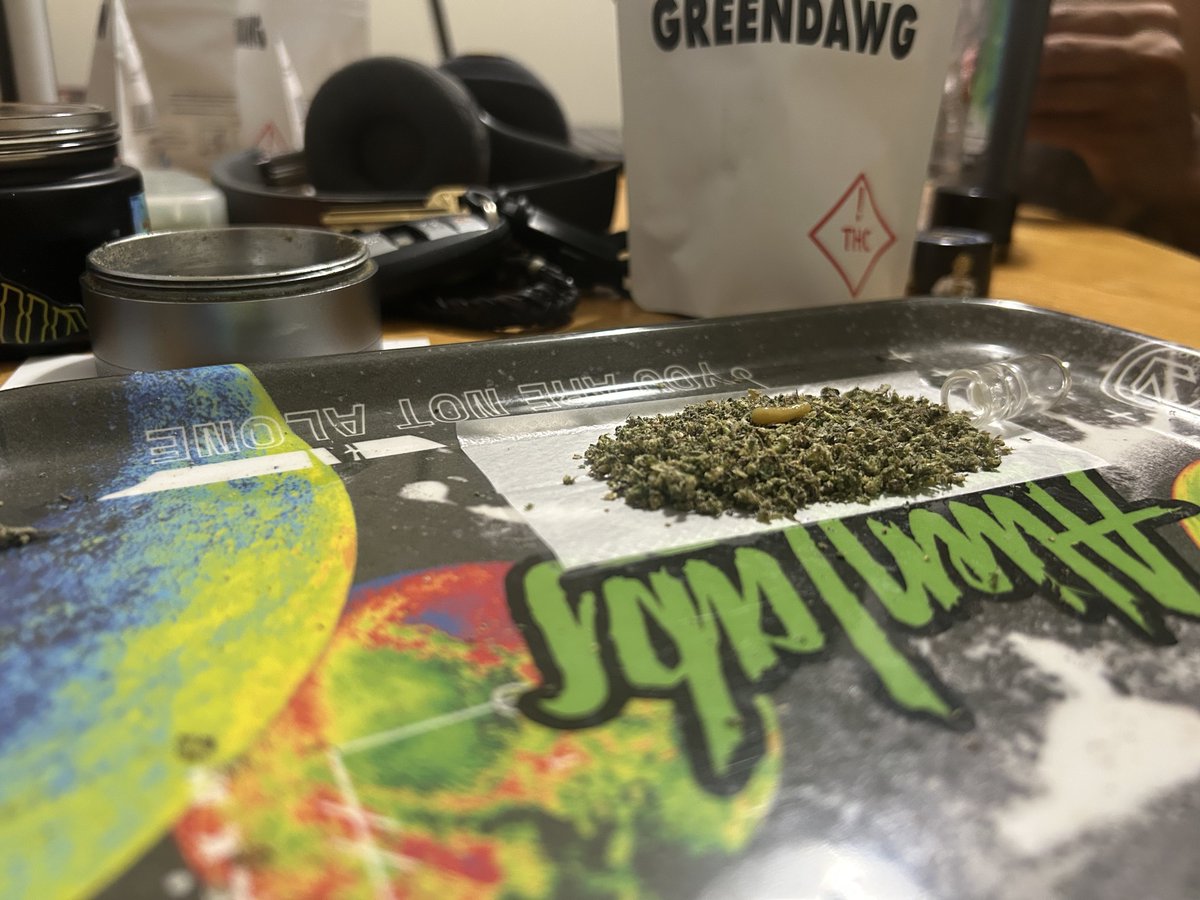 hashdad_'s tweet image. Smokin’ on a GreenDawg.