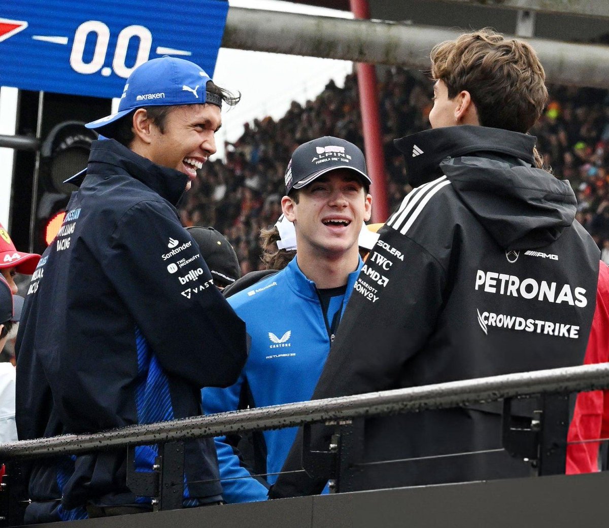 Colapinto43's tweet image. 📸 | Franco Colapinto, Alex Albon y George Russell durante el drivers parade.