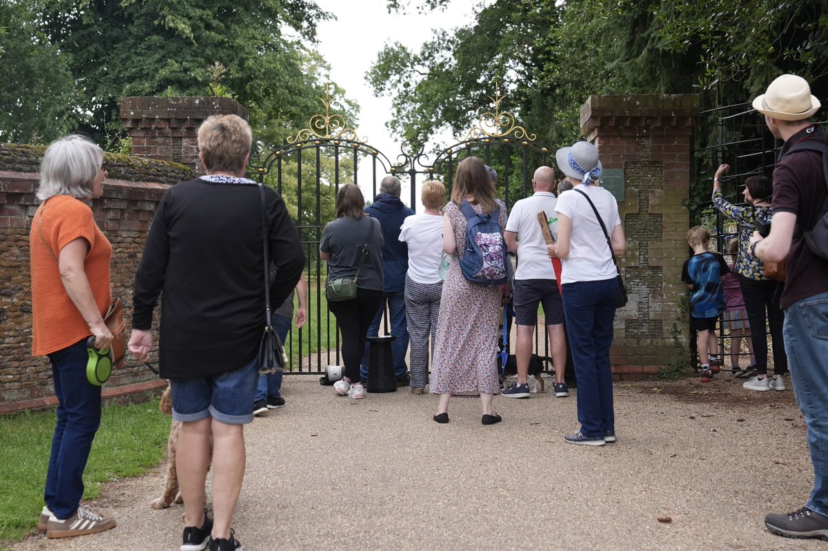 jjgiddens's tweet image. King Charles III waves to well-wishers as he leaves a Sunday church service at St Mary Magdalene Church in Sandringham, Norfolk