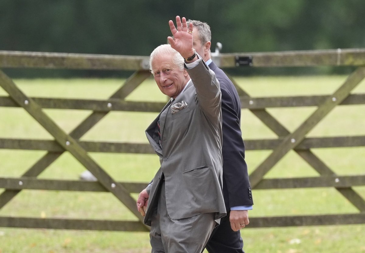 jjgiddens's tweet image. King Charles III waves to well-wishers as he leaves a Sunday church service at St Mary Magdalene Church in Sandringham, Norfolk