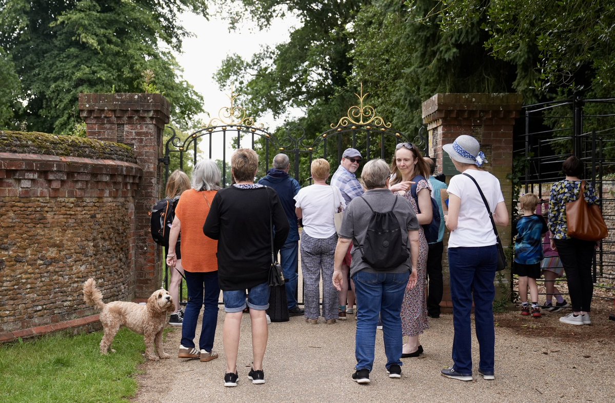jjgiddens's tweet image. King Charles III waves to well-wishers as he leaves a Sunday church service at St Mary Magdalene Church in Sandringham, Norfolk