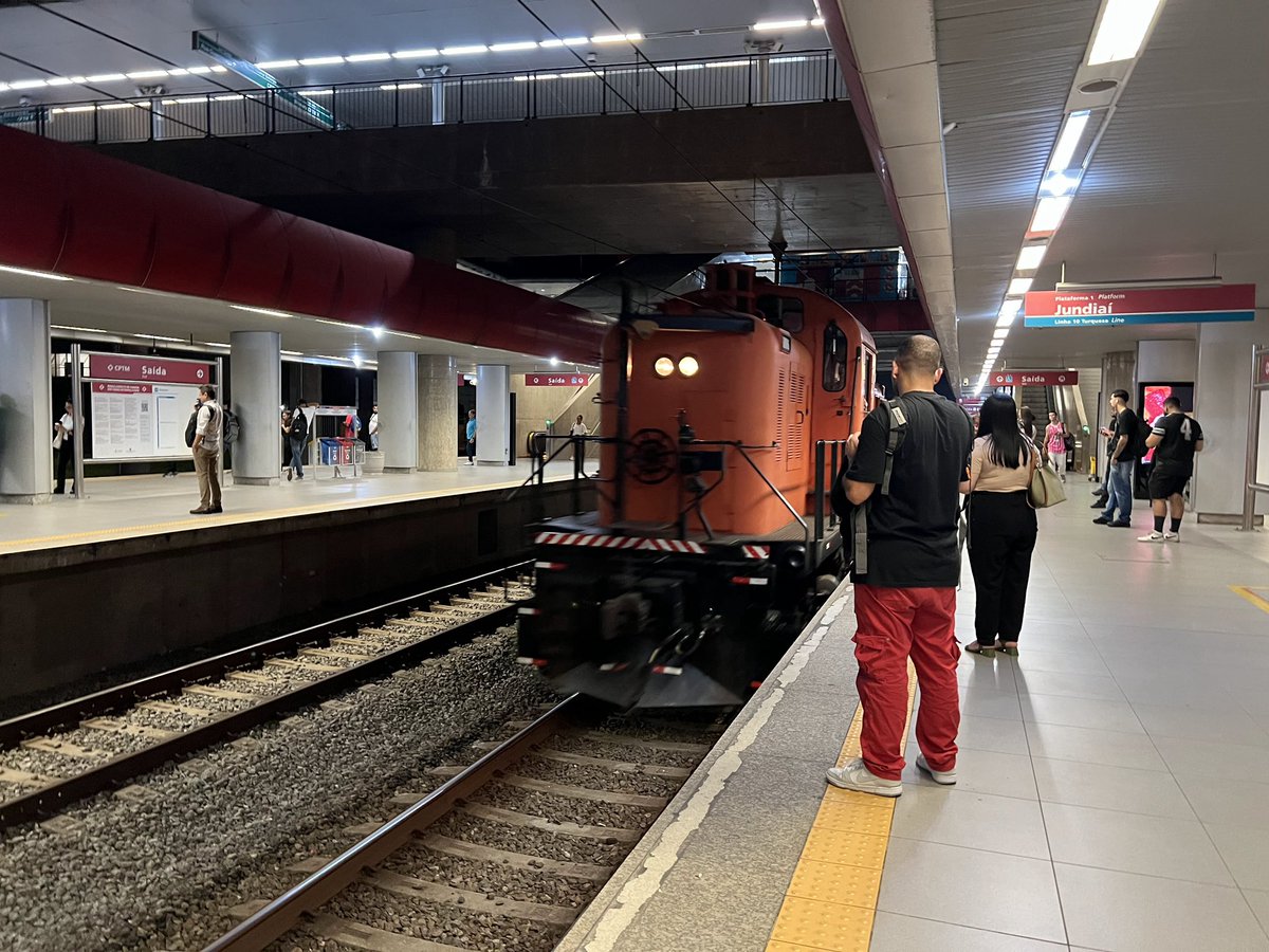DiariodaCPTM's tweet image. Obras em andamento neste domingo (27)

A Linha 2-Verde opera com velocidade reduzida e maior tempo de parada nas estações devido a obras de melhoria na via.

As Linhas 8-Diamante e 9-Esmeralda estão com manutenção programada, com trens circulando com maiores intervalos entre as…