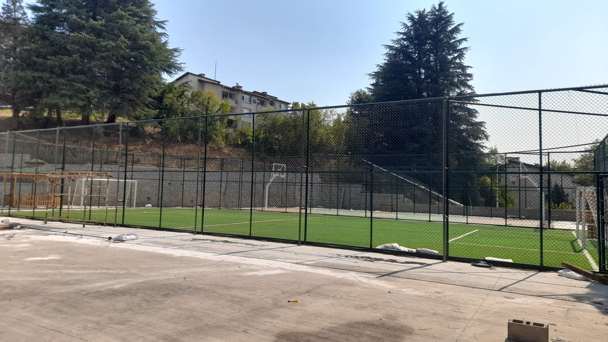 Deprem tahkiki sonucunda yıkılan ve yık-yap projesi kapsamında yeni binasının yapımı tamamlanan teslim aşamasına gelen Ereğli Cumhuriyet Ortaokulu binasını ziyaret eden İl Millî Eğitim Müdürümüz Sayın Uygar Keskin, inşaat süreci ve eğitim öğretime hazırlık çalışmaları hakkında