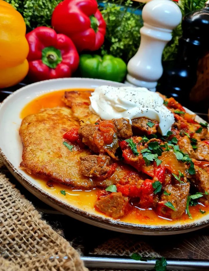 ArtSwarog's tweet image. Today for lunch, I’m having potato pancakes with goulash 🤤🙏