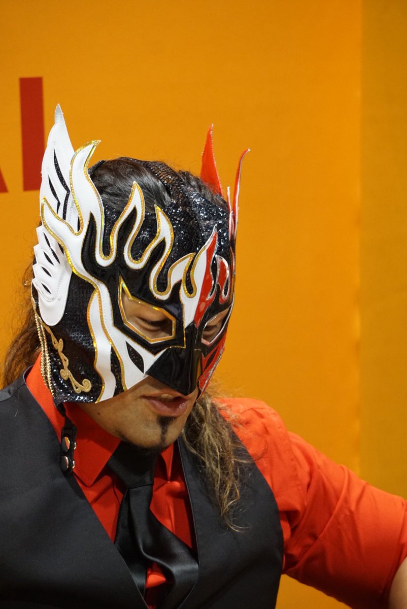 ProWrestlingJp's tweet image. 他の方へのサインを書くデスペさん

#njpw #エル・デスペラード