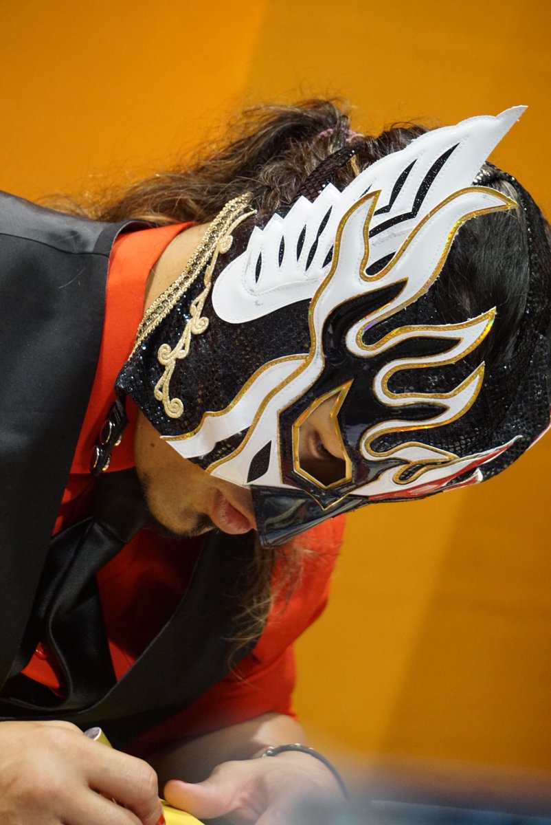 ProWrestlingJp's tweet image. 他の方へのサインを書くデスペさん

#njpw #エル・デスペラード