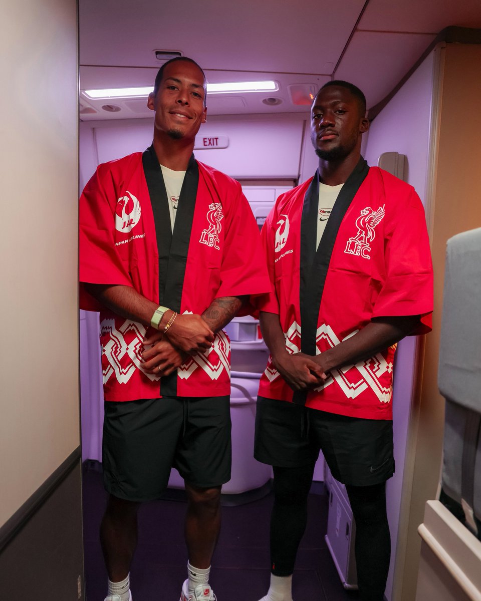 Ryo_Saeba_3's tweet image. Les joueurs de Liverpool sont arrivés à Tokyo avec leur Happi !
Vivement mercredi !
Le dernier match de Liverpool que j&apos;ai vu dans un stade c&apos;était Liverpool - Wolverhampton, le dernier match de la saison à Anfield en mai 2019.