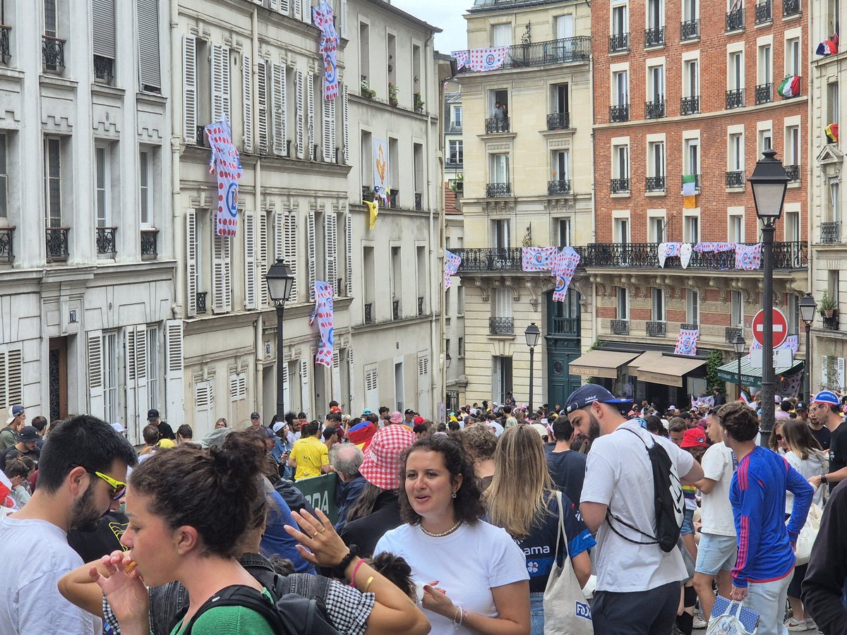 Aurelientache's tweet image. La rue Lepic se prépare pour l&apos;arrivée des champions ! #TourDeFrance #Montmartre