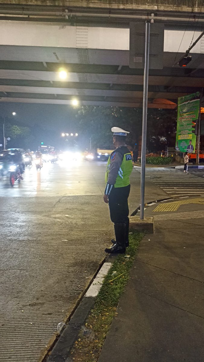 TMCPoldaMetro's tweet image. 19.11 Situasi lalu lintas di Traffic Light Ps Rebo dari arah Condet menuju Jl Raya Bogor maupun Kp Rambutan terpantau ramai lancar.