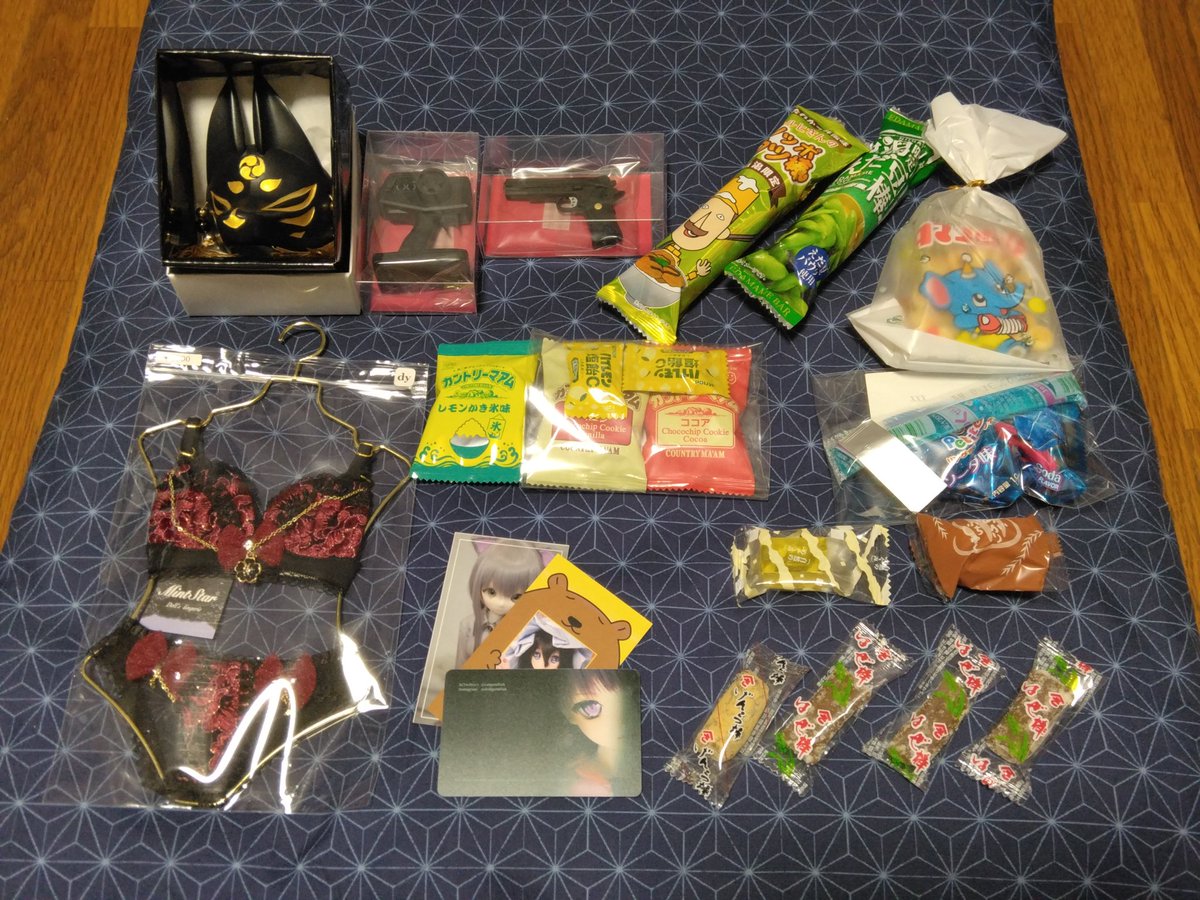 reamer_f's tweet image. おうちついた🏠🚗=====3
今日の戦利品（机が空いてないので座布団で失礼します）