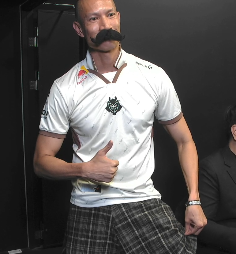 5D_Caster's tweet image. Le patron de gam qui a cosplay Romain 😭😭
