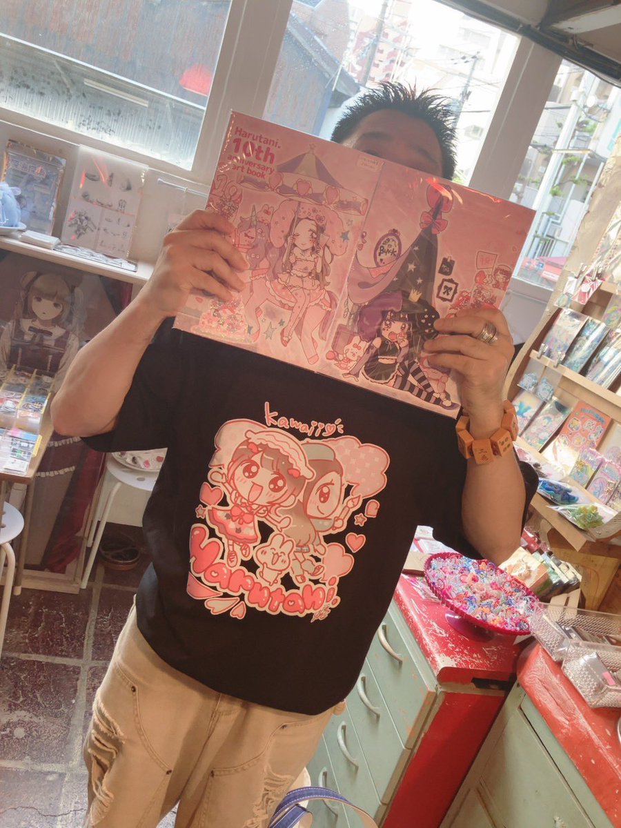selectshopten2's tweet image. 【🏰tenten城イベント】
⭐️ステキなお客様💫
なぎ様
(@PjWaU5tGpn78292)
ご来店頂きありがとうございました❣️
↓
🎉お楽しみ会イベント🎉
illustrator はる谷。様
(@harutaniman)
7月27日(日)13時〜18時
🌟似顔絵&チェキ受付
🌟10周年画集発売
🌟おほしさまくじ
🌟お名前バッジ似顔絵
🌟トレカ似顔絵