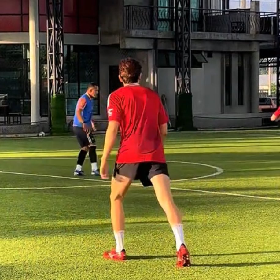 แหน้ มีคนใส่รองเท้าที่เพื่อนให้เป็นของขวัญวันเกิดไปเตะบอลด้วยล่ะ ชอบจริง ใช้จริง 🥹🤌