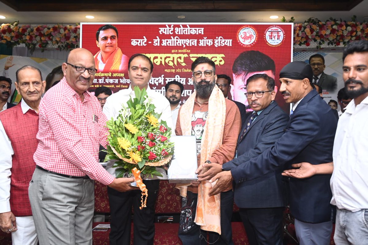 DRPANKAJBHOYAR's tweet image. स्पोर्ट शोतोकान कराटे-डो असोसिएशन ऑफ इंडिया यांच्यावतीने आयोजित "आमदार चषक महाराष्ट्र स्टेट सिलेक्शन व विदर्भ स्तरीय ओपन कराटे चॅम्पियनशिप २०२५-२६" चा भव्य उद्घाटन सोहळा मोठ्या उत्साहात पार पडला. या चॅम्पियनशिपमध्ये विदर्भातील विविध जिल्ह्यांतील कुशल कराटेपटूंनी भाग घेतला.