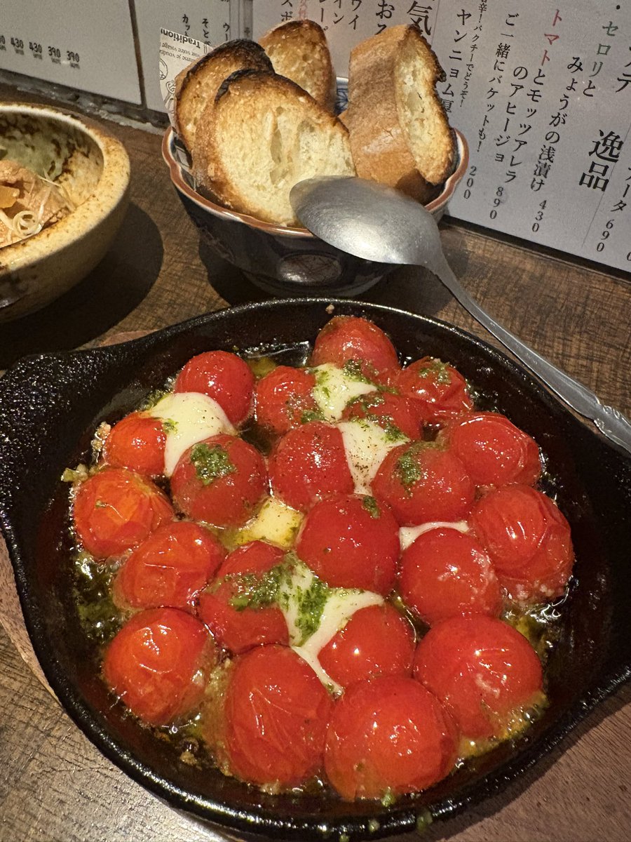 tatsurooo's tweet image. 赤羽の居酒屋でトマトのアヒージョ頼んだらこんなのきた