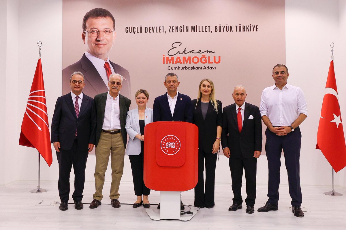 KarayalcinM's tweet image. CHP olarak dünyada örneği olduğunu sanmadığım bir siyaset çalışmasını uygulamaya koyduk.
Cumhurbaşkanı adayımızın önünün kesilmesi için; diploma iptalinden, siyaset yasağı getirme çabasına kadar, adayımızın tutuklanmasına kadar her şeyin yapıldığı bir ortamda halkın gücü ve…