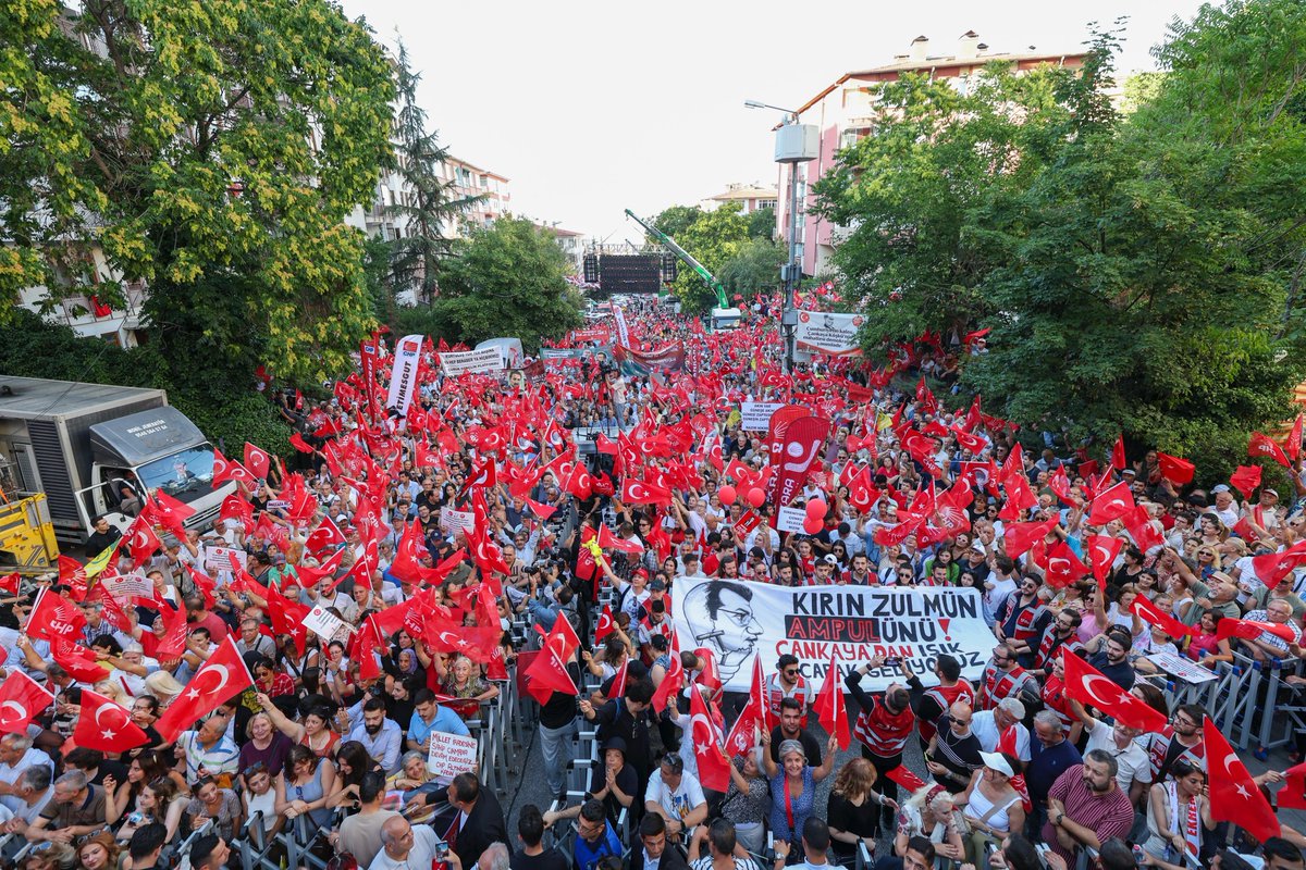 KarayalcinM's tweet image. CHP olarak dünyada örneği olduğunu sanmadığım bir siyaset çalışmasını uygulamaya koyduk.
Cumhurbaşkanı adayımızın önünün kesilmesi için; diploma iptalinden, siyaset yasağı getirme çabasına kadar, adayımızın tutuklanmasına kadar her şeyin yapıldığı bir ortamda halkın gücü ve…