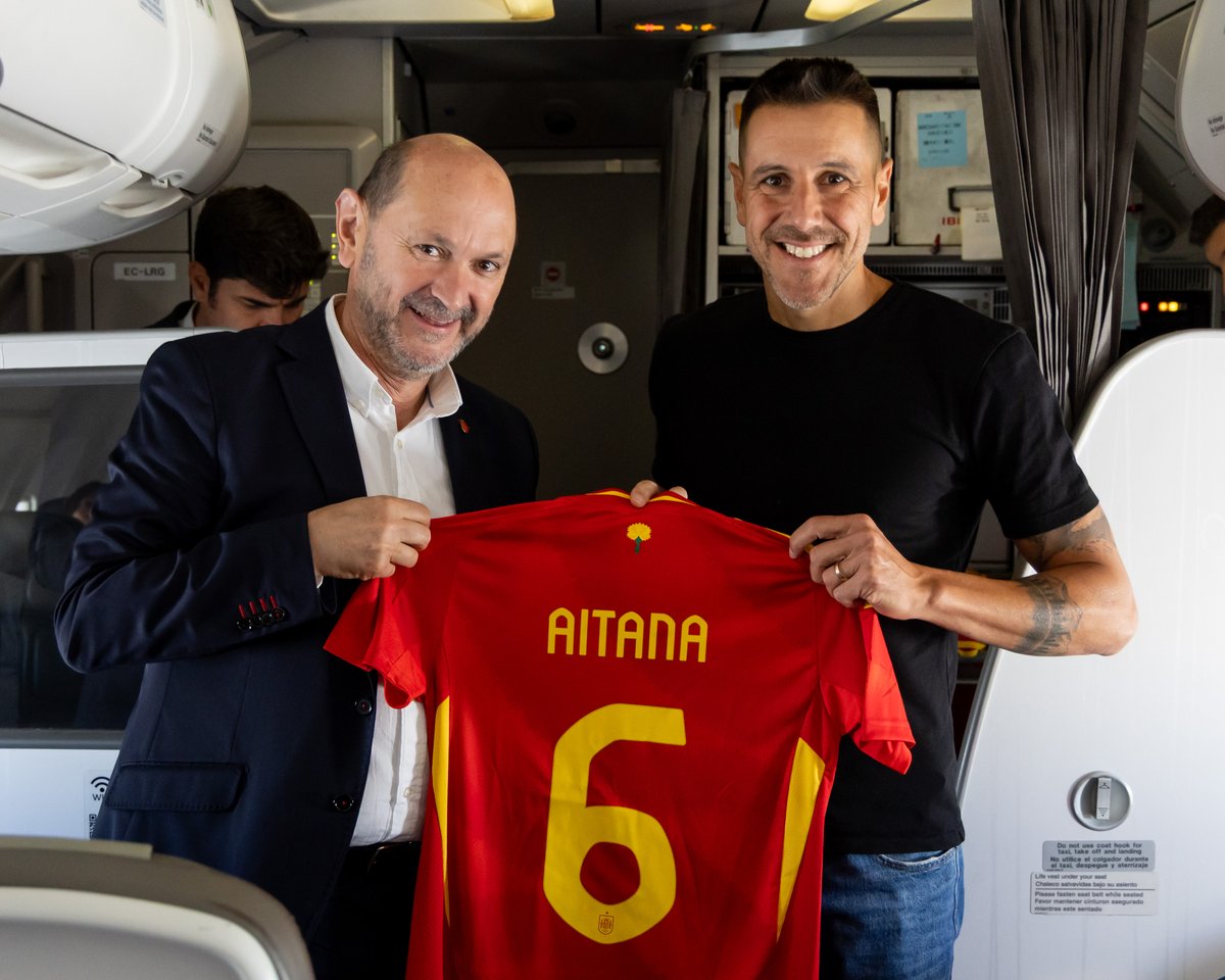 rfef's tweet image. 📸 La @rfef homenajea a los clubes formativos donde se forjaron las estrellas de la @SEFutbolFem durante el vuelo a la final de Basilea.
🇪🇸 Rafael Louzán ha entregado las camisetas de las internacionales a los representantes de las entidades donde iniciaron su carrera.
ℹ️…