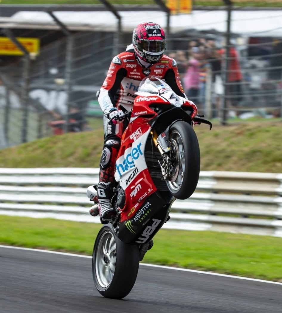 It did not take him long to get back to the top step in Bennetts British Superbike Championship, Scott Redding wins Race Two from Brand Hatch. 

Brilliant to see him Scott winning again. 

#BSB