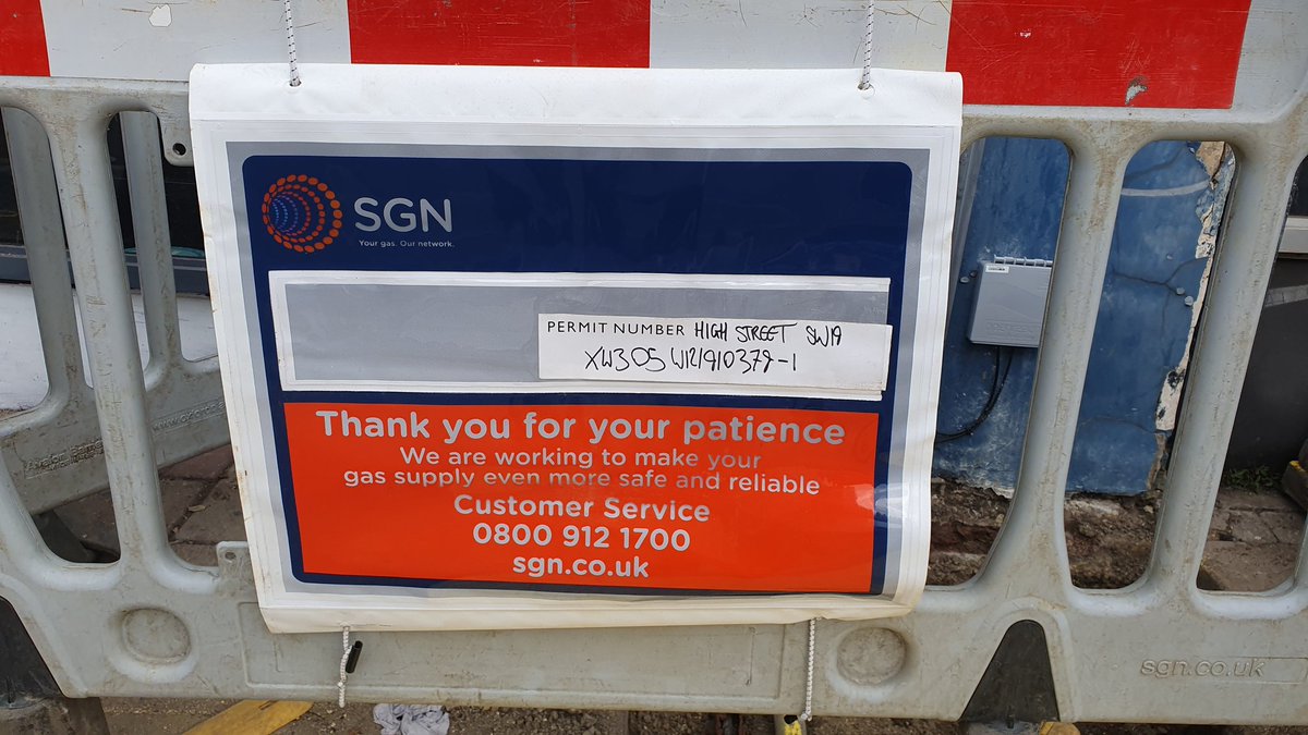 Tut tut <a href="/SGNgas/">SGN</a> you can do better than this. <a href="/TfL/">TfL</a>'s regulations clearly state Cyclist Dismount signs should not be used.

You should deploy "Narrow Lanes Do Not Overtake Cyclists" signs instead.
#CS7 #Tooting #A24