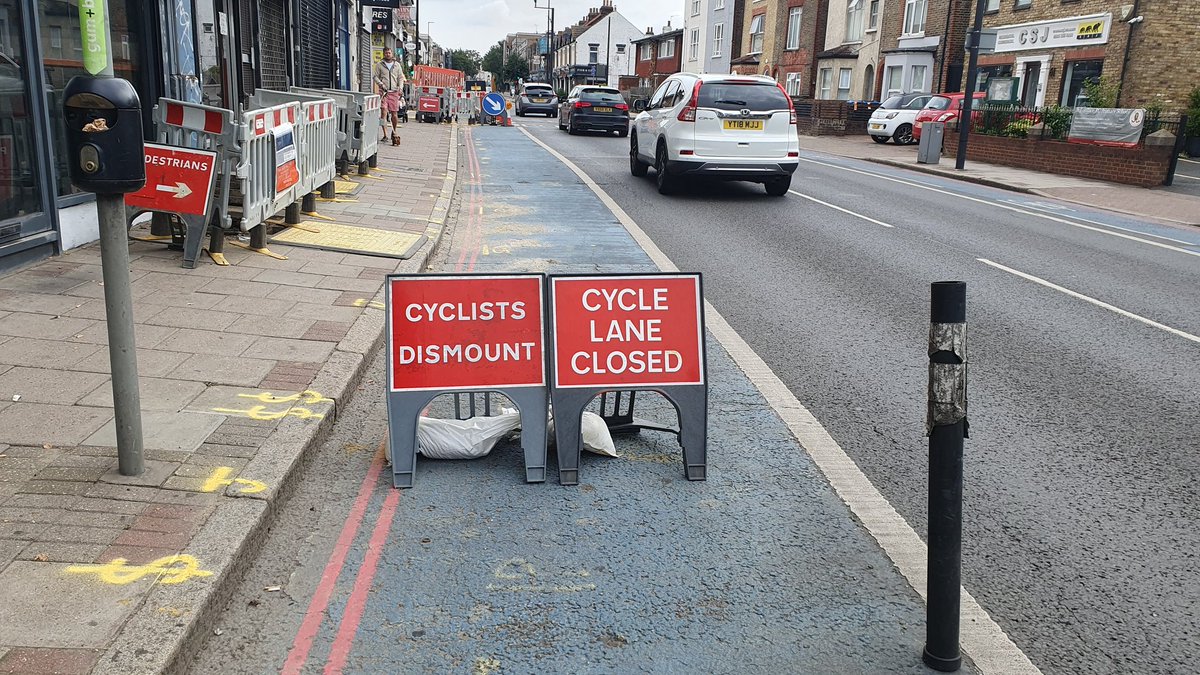4ChordsNoNet's tweet photo. Tut tut @SGNgas you can do better than this. @TfL's regulations clearly state Cyclist Dismount signs should not be used.
You should deploy "Narrow Lanes Do Not Overtake Cyclists" signs instead.
#CS7 #Tooting #A24 https://t.co/JYUCagbU2S