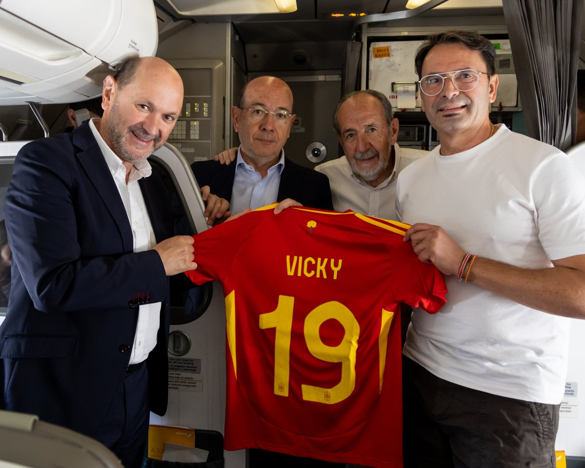 rfef's tweet image. 📸 La @rfef homenajea a los clubes formativos donde se forjaron las estrellas de la @SEFutbolFem durante el vuelo a la final de Basilea.
🇪🇸 Rafael Louzán ha entregado las camisetas de las internacionales a los representantes de las entidades donde iniciaron su carrera.
ℹ️…