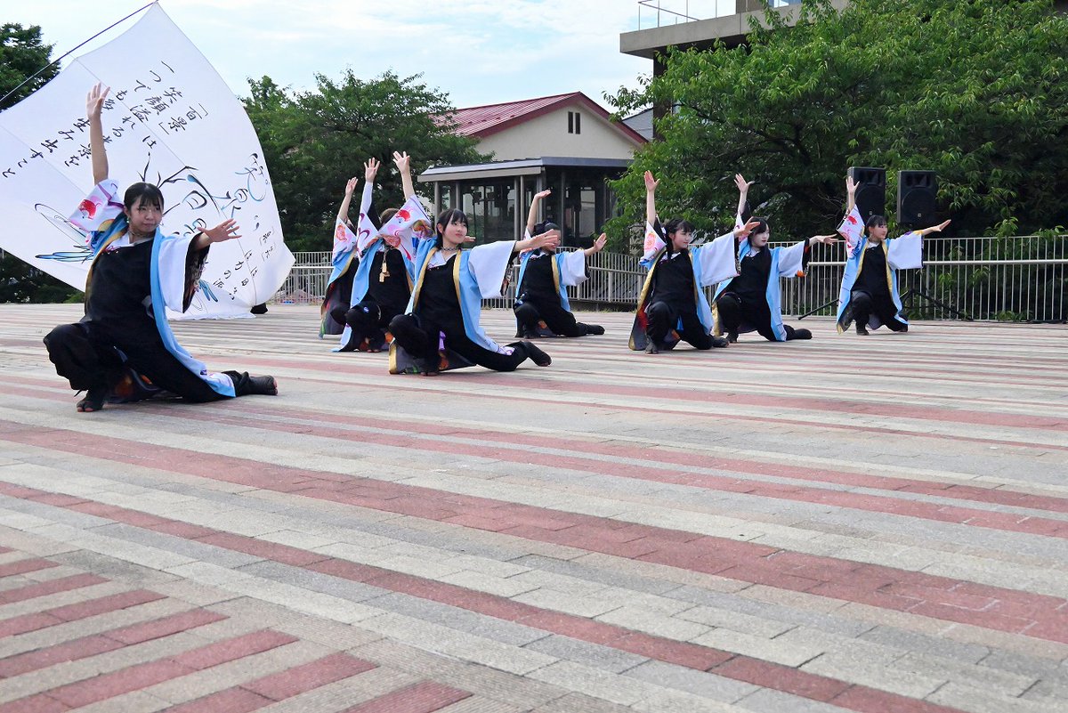 44982441shimu's tweet image. 能代市役所さくら庭で行われている    
夏だ！ビアガーデン屋台村2025にて  

笑泉百景　その２