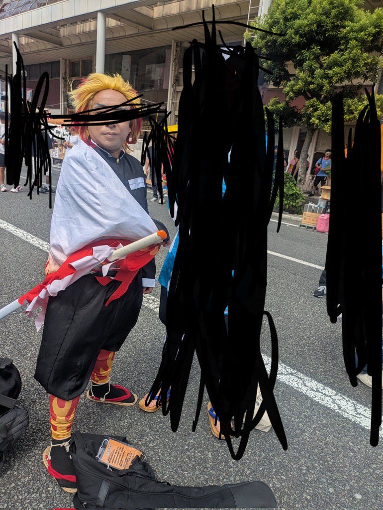 自称英検二級＆真田幸村傍流子孫で自分を美形キャラや歴史上の皇帝王様将軍の化身や器と嘯き「ナチの殺人機械ラインハルト・ハイドリヒを崇拝し某煉獄や某グェルや某ロイドや某ネオ等の主に熱血マッチョ系やイケメンキャラのコスプレで地元Y梨や隣県S岡では既にブラックリスト出禁でコミケでも恐らくは