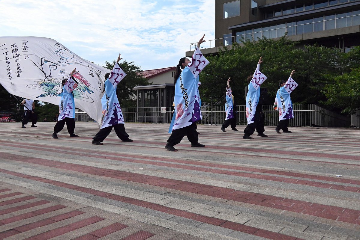 44982441shimu's tweet image. 能代市役所さくら庭で行われている    
夏だ！ビアガーデン屋台村2025にて  

笑泉百景　その２