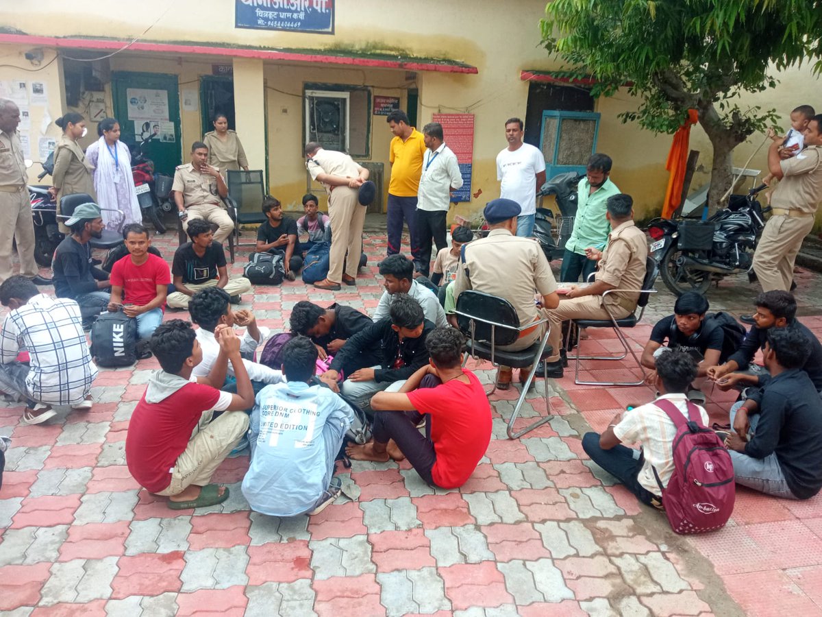 *चाइल्ड हेल्प लाइन की टीम ने किया बच्चों को रेस्क्यू* जिलाधिकारी के कुशल नेतृत्व मे कार्यालय जिला प्रोबेशन अधिकारी के अंतर्गत संचालित  चाइल्ड हेल्प लाइन की टीम द्वारा RPF एवं जीआरपी के  सहयौग से १२ बाल श्रमिक बच्चो को रेस्क्यू किया गया I #चित्रकूट