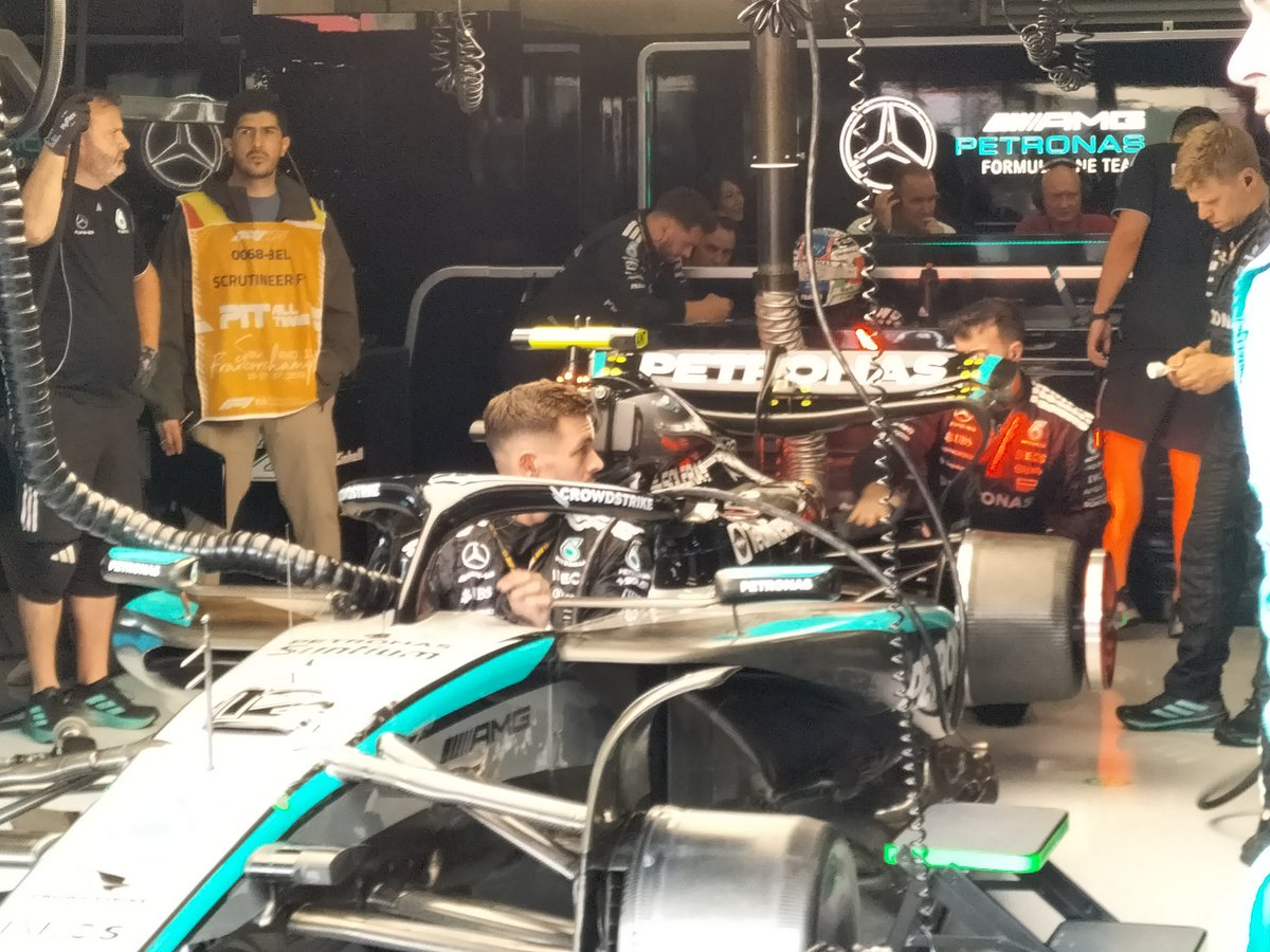 #Mercedes is mounting the higher downforce rear wing on #Antonelli's car
#F1 #BelgianGP #F1Tech