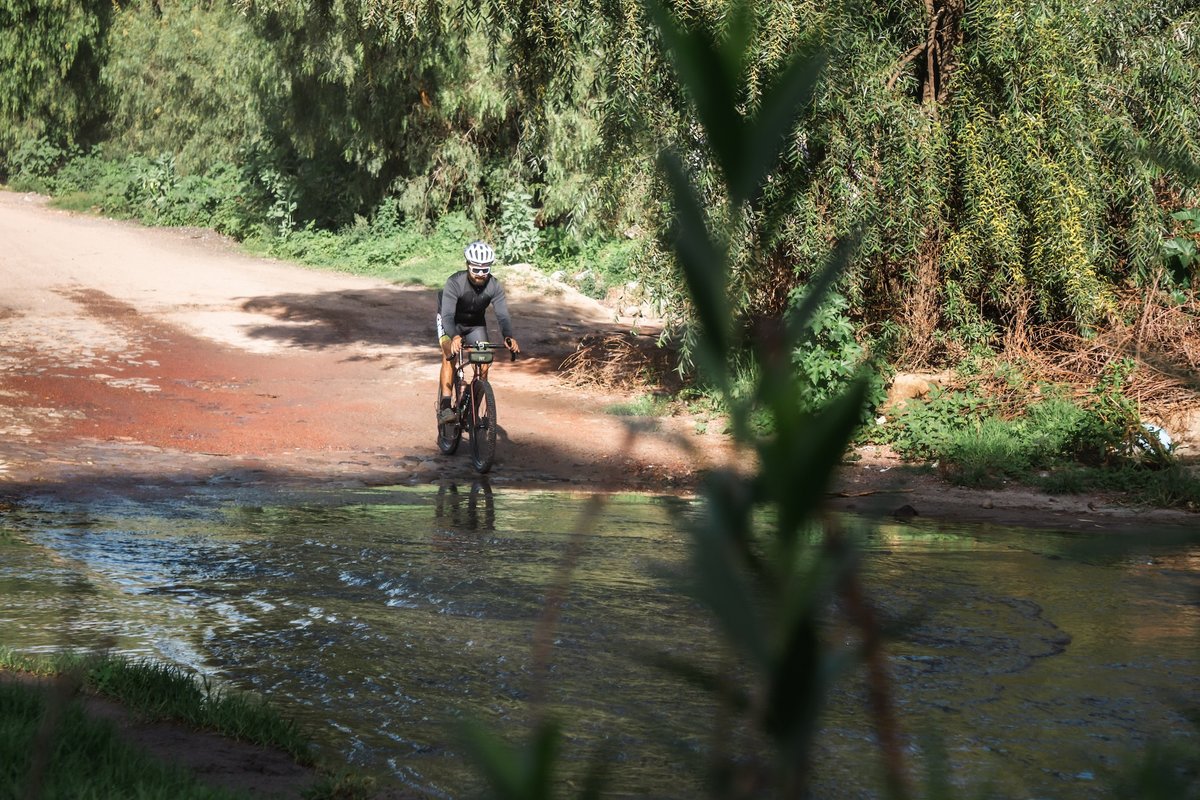 BicitlanRadio's tweet image. Si eres capaz de esquivar baches y superar autos en el tráfico capitalino, el ciclismo gravel es para ti. Una aventura que te lleva del asfalto a la grava, y del caos urbano a la libertad de los caminos rurales. Es el tema de hoy de @BicitlanRadio, por @Reactor105, de 11 a 12 pm.