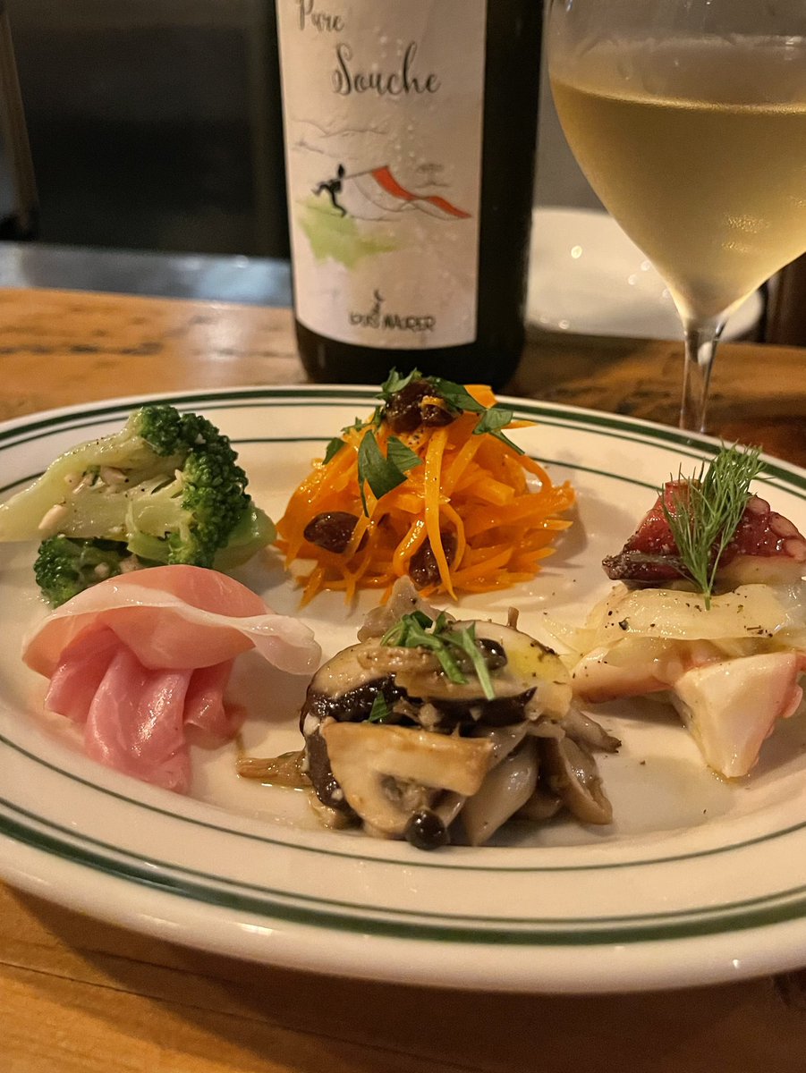 kozewine's tweet photo. 女子の一人飲みのお客さんもいて
この界隈の中でもおしゃれだなぁと思ったのが
「五反田cado」

ナチュラルワインとイタリアベースの小皿料理。
ワインもナチュラルワインの
品ぞろえが多くとてもいい。

#PR https://t.co/f9d0VsrkvR